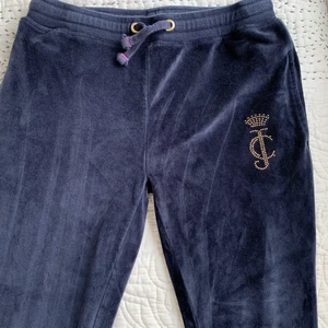 juicy couture byxor  - Juicy couture byxor som passar en som bär xs/s, ser helt oanvända ut. Färgen marin blå. Säljer de billigt för att jag knappt använder de. Kan gå upp i pris, buda privat. 