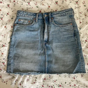 Weekday- jeanskjol strl 36 - Jeanskjol i fin blå färg från Weekday. Använd under en sommar men i fint skick. Köparen står för frakten. 🦋