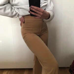 Kostymbyxor - Beiga kostymbyxor från BikBok som jag aldrig använder. Har använt de en gång och det var förra sommaren