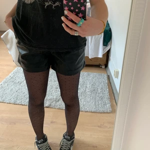 Skinn shorts - Jättecoola fake skinn shorts från Hm! Aldrig använda och lappen sitter kvar!💕