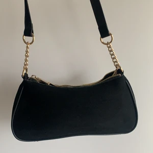 Svart väska  - Baguett väska svart med gulddetaljer, använd 1 gång 