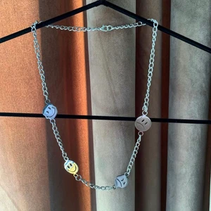 Halsband med smileys - Halsband i silver med smileysymboler! 
