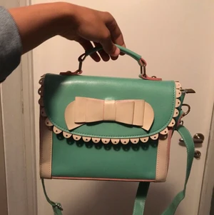 Axelväska - Är bara använd gånger nästan som ny