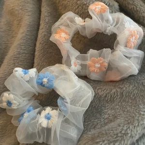 Blommiga scrunchies  - Råkade köpa dubbletter av dessa så säljer nu 2st för 22kr inklusive frakt