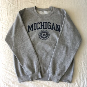 Sweatshirt - Snygg sweatshirt med mörkblått tryck köpt på second hand. Säljer då jag redan har så många andra. Använd ca 3 gånger. Ingen storlek på den men sitter bra på mig som brukar ha XS eller S. Kunden står för frakt❤️