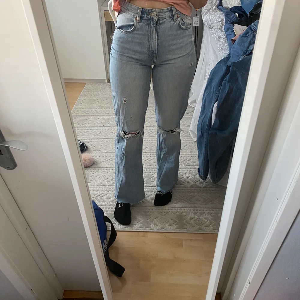 Jeans från Zara i cropped modell som sitter som en smäck. Tyvärr är de lite för korta på mig är 177 så passar nog någon under 172. (Bara använda 2 gånger). Jeans & Byxor.