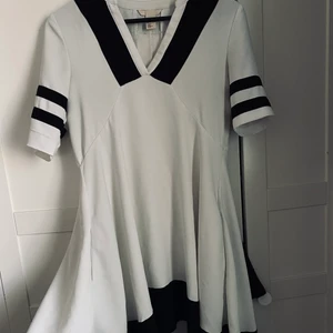 Sjömansklänning - Älskat plagg, köpt på H&M i USA 2014. Använt skick, dock ej särskilt sliten. 