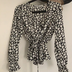 blus - en blus från NA-KD som aldrig är använd. kan mötas i blåsut eller stuvsta eller frakta men du står för kostnaden!💓