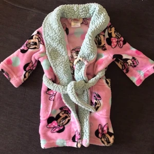 Morgonrock barn - Fin Musse pig morgonrock till barn. Använd ca:5gånger. Frakt är gratis!📦 Tar enbart swish💸 Skickar endast📬