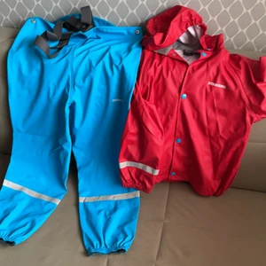 Helt nytt regn kläder  sett  - Helt o använda ring kläder  vita väskan kostar 40kr den andra 20kr  sätet kostar 120kr 