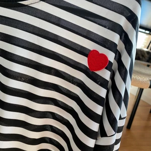 Tröja  - Randig tröja med ett hjärta på ena bröstet. Lite genomskinlig. 