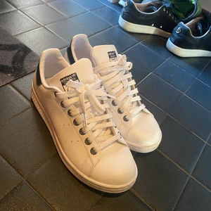 Adidas stan smith  - Säljer min adidas stan Smith då de inte kom till så mycket användning. De är använda i sammanlagt en månad så nästan helt nya. Är lite smutsiga framme men inget som lite vatten och diskmedel inte kan ta bort. Hör gärna av dig om du har fler frågor. Köpta på Zalando för ca 900kr.