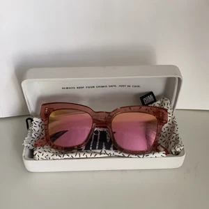 Chimi #005 Guava - Ett par Chimi solglasögon i modellen #005 och färg Guava, solglasögonen är som nya. Nypris: 999kr