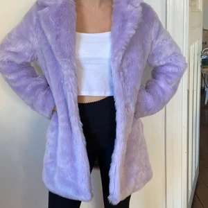 NA-KD Faux Fur jacka  - Denna snygga jacka är super skön och mjuk💖 Lite oversized på ett snyggt sätt🌸 Krage, fickor och tre knappstängniar💜 Endast provad och allergifritt hem💜💜  Buda i kommenterna från 100kr med minst 10kr mellanrum. Kan frakta men köparen står för frakten👍🏼👍🏼
