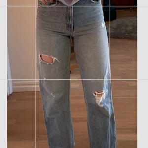 Snygga blåa raka jeans - Ett par supersnygga jeans från H&M stl 32! Två hål på benen samt slitningar både fram och bak. Säljer pga att de är för små. Skriv för mer info 