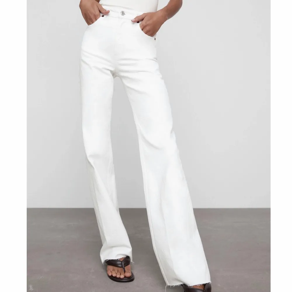 Säljer dessa super snygga vita jeanse köpta från en zara butik i Dubai för någon vecka sedan, köpte i fel storlek och de har endast används en gång!⚡️ buda gärna i kommentarerna!. Jeans & Byxor.