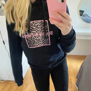 Hoodie från NA-KD i storlek XS. Är i jättebra skick och använd fåtal gånger. Ordinare pris 199kr❤️