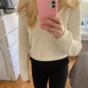 Stickad tröja från NA-KD - Stickad tröja från NA-KD i storlek XS. Använd fåtal gånger och är i bra skick. Ordinare pris 149kr❤️