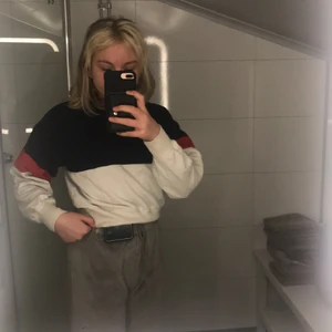 H&M tröja - Säljer denna för att den inte riktigt är min stil längre. 