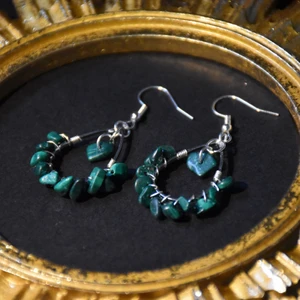 Örhänge kristall  - Örhängen med äkta malakit och nickelfria krokar. 