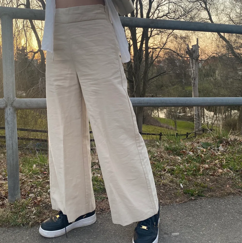 Ett par ass snygga raka linne byxor som är trendigt inför sommaren. Säljs pga att jag har två av dessa ass snygga fresha beige byxor tydligen. Budgivning. Startpris 200kr. . Jeans & Byxor.