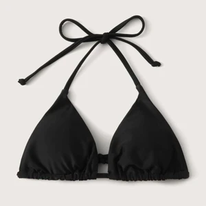 Svart triangel bikini - Säljer denna oanvända bikinitoppen då jag beställde den och den tyvärr var för liten. Det är en M men väldigt liten i storleken så skulle säga att den passar bättte som XS/S.                                                               Köpare står för eventuell frakt<3