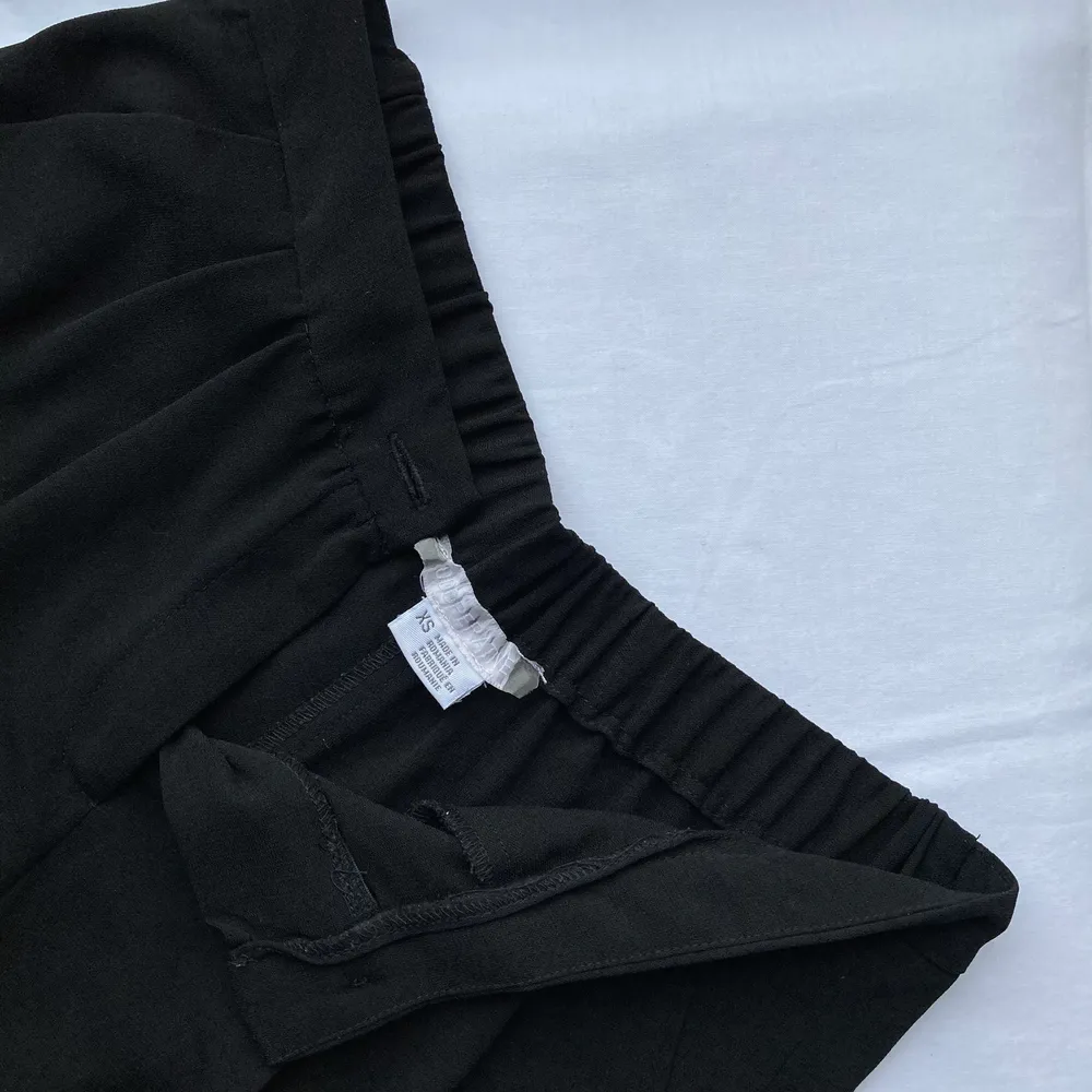 🌊 THIN BLACK FLOWY TAPERED BLACK TROUSERS WITH ELASTIC BACK WAISTBAND  • SIZE - XS / EU 34 • BRAND - Cooperative (Urban Outfitters) • MATERIAL - Polyester  . Jeans & Byxor.