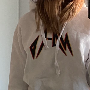 NA-KD hoodie - Vit NA-KD hoodie med tryck. Den kan ha några fläckar vid resorbandet i slutet av ena ärmen men de är knappt synliga o skulle säkert gå bort i tvätten! Jag kan mötas upp i Borås annars står köparen för frakten❤️