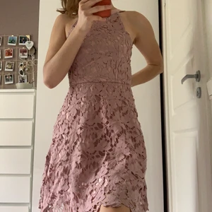 Klänning - Super söt sommarklänning passar till studentmottagningar eller bröllop. Skick 10/10💕 