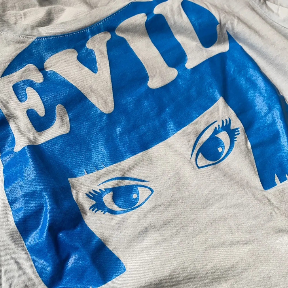 Snygg ljusblå t-shirt från Gina Tricots äldre kollektioner. . T-shirts.