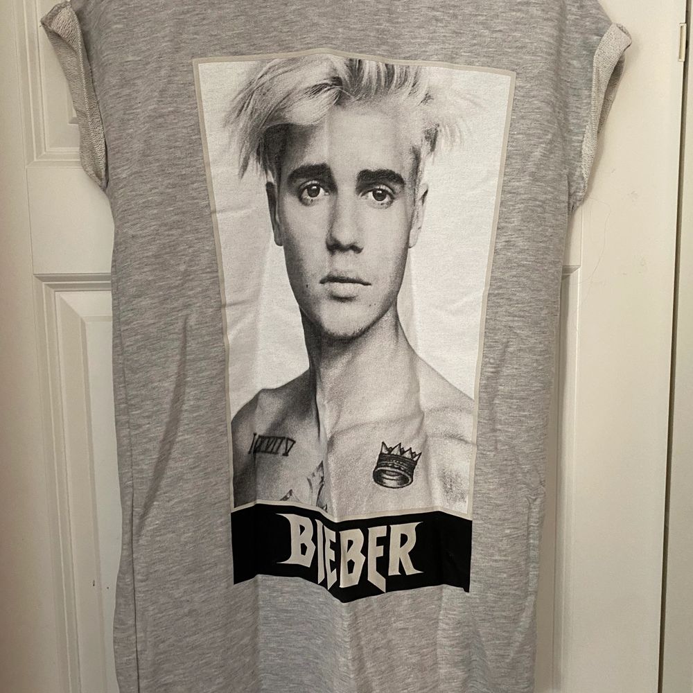 Justin Bieber tröja från H&M i storlek 34. Lite längre i modellen och av ett tjockare material. Säljer på grund av att den inte kommer till användning.. T-shirts.