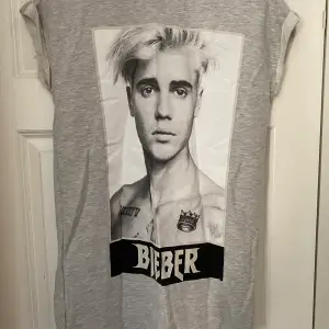 Justin Bieber tröja från H&M i storlek 34. Lite längre i modellen och av ett tjockare material. Säljer på grund av att den inte kommer till användning.