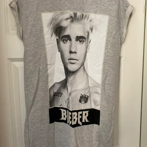 Justin Bieber tröja från H&M strl 34 - Justin Bieber tröja från H&M i storlek 34. Lite längre i modellen och av ett tjockare material. Säljer på grund av att den inte kommer till användning.