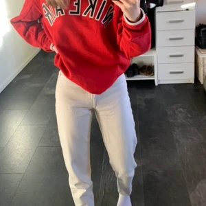 Weekday jeans  - Super trendiga beiga weekday jeans vid namnet ”Lash” strl 24:30, motsvarar ungefär en XS. Perfekt längd för mig som är ca 169 och sitter som en smäck i midjan. I princip oanvända, säljer då de blivit något små. Priset går att diskutera.