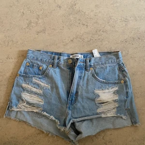 JeansShorts storlek:38  - Sjukt snygga shorts i storlek 38. Men är lite små i storleken! Aldrig använda, säljer dom för att dom är för små för mig. 