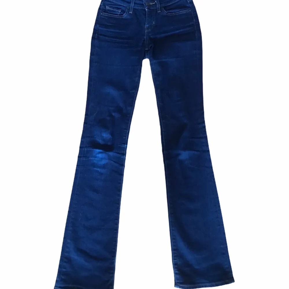 Skit coola lågmidjade, utsvängda Levi’s jeans. Så trendiga just nu! Storlek 23 men skulle säga att dem sitter lite större än så. Startar budgivning vid många intressen.🤍🤍 . Jeans & Byxor.