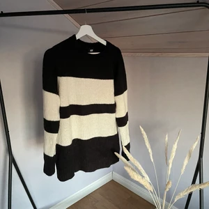 Stickad tröja storlek M - Stickad tunn tröja från H&M i storlek M. Aldrig använd. Frakten betalas av köpare. 