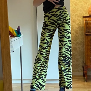 Tiger byxor - Ascoola byxor från NA-KD i tiger print! Storlek xs, jättebra skick och såå fin passform