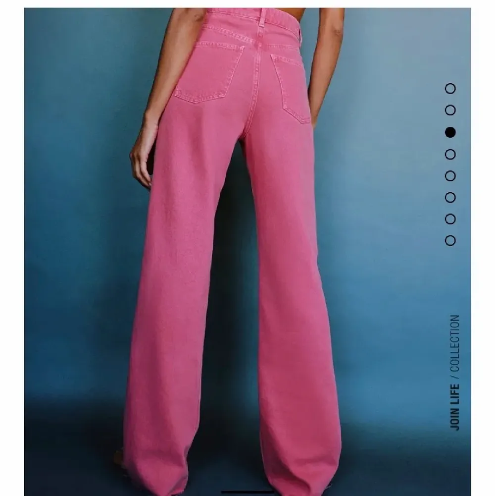 Säljer dessa populära rosa zara jeans. Prislapp kvar och aldrig använda, har inte kunnat returnera. Om fler blir intresserade, blir det budgivning.. Jeans & Byxor.