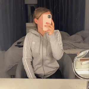 Adidas kofta - En adidas kofta i grå och vit. 