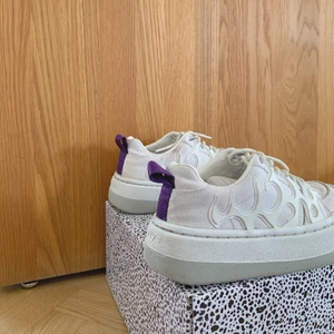 Eytys sonic canvas bright white sneakers - Säljer mina Eytys som jag köpte av en tjej här på Plick!😁☀️ eftersom de tyvärr var lite för små. Jag har inte använt de och de är i väldigt fint skick vad jag kan se🌸 