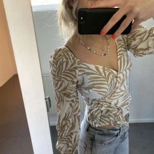 Jättefin tröja med zebramönster - Jätte fin tröja från Gina med knytning, jätte fin till sommaren men har blivit lite för liten.