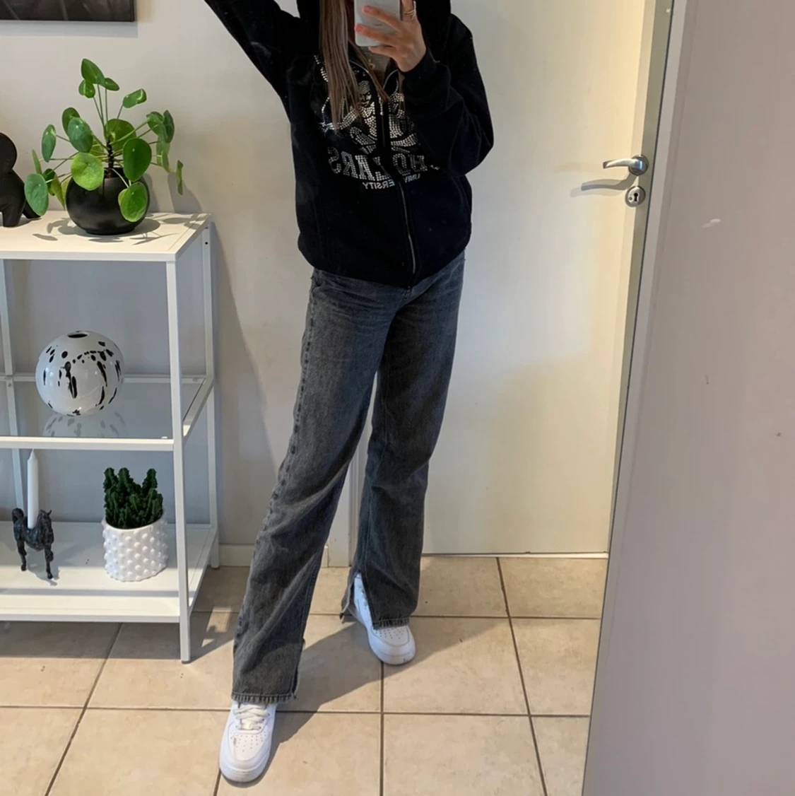 Gråa jeans med slits