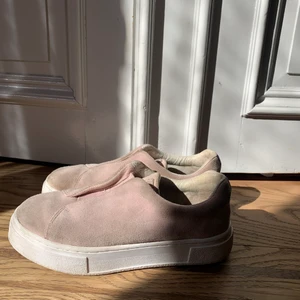 Eytys - Rosa eytys, väl använda och ena skon har öppnat sig i hålen men det känns ej för foten. Strl. 36. Nypris 1800 