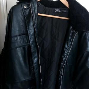 Jacka - Grön jacka från zara! Perfekt till våren! Använt 1 gång! Päls krage som går att ta av ifall man skulle vilja! Justerbar midja med ”rep”! 