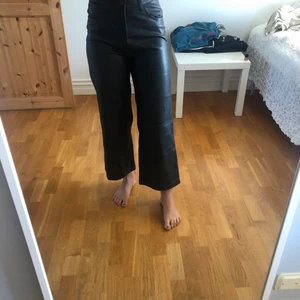 Skinnbyxor  - Helt oanvända skinnbyxor med prislappen kvar. Tyvärr för storka för mig. Storlek M