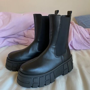 asos boots - Säljer mina supersnygga chunky boots ifrån asos som är för stora, testade en gång så kunde i returnera dem men dem är i absolut ny skick ❤️ svincoola med en miniklänning eller baggy jeans till våren 🌞 frakt tillkommer på 50kr 🌞