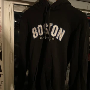 Hoodie College text - Frän hoodie med text på från H&M, kan både mötas i Stockholm och frakta