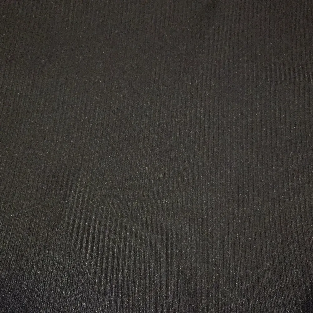 En svart basic långärmad tröja med turtle neck, strl 38. I ny skick och har aldrig använts.. Toppar.