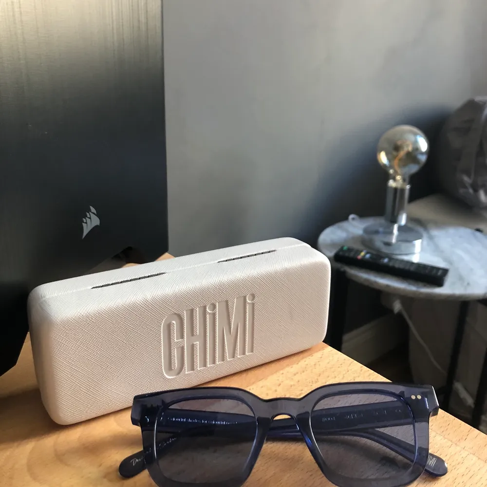 Hej! Jag vill sälja ett par i princip helt nya Chimi solglasögon. Dem är använda bara ett fåtal gånger. Box och tygpåsen följer med. Dem är slutsålda överallt. Budgivning ifrån 700kr . Accessoarer.